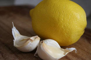 Garlic-lemon-liqueur-perfect-assistant-in-treating-varicose expansion of veins