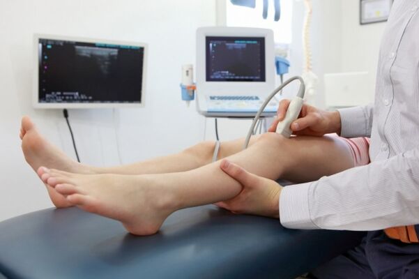 Examination of the legs before surgery for varicose veins